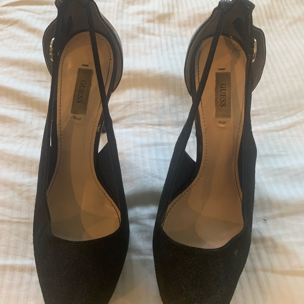 Guess black pumps